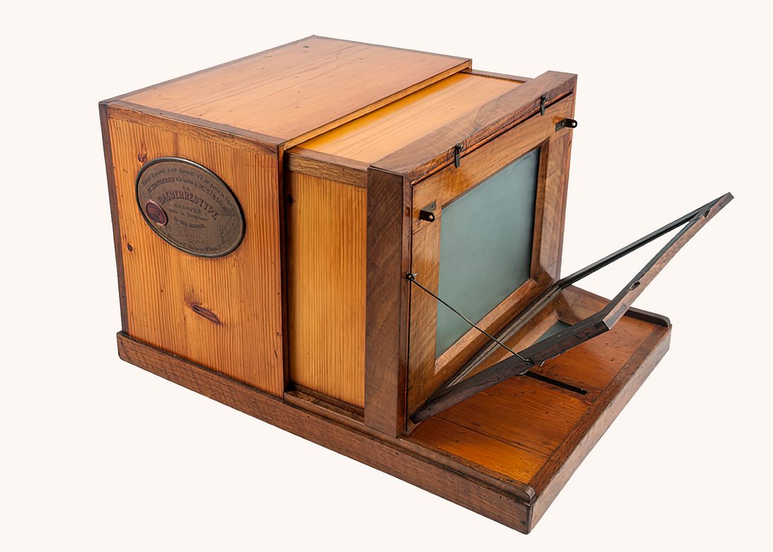  [1839] - Daguerreotype Giroux Camera - Back
